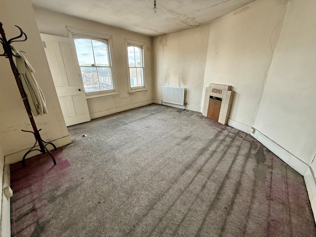 Lot: 109 - FREEHOLD PROPERTY IN TOWN CENTRE WITH POTENTIAL - Second floor room one